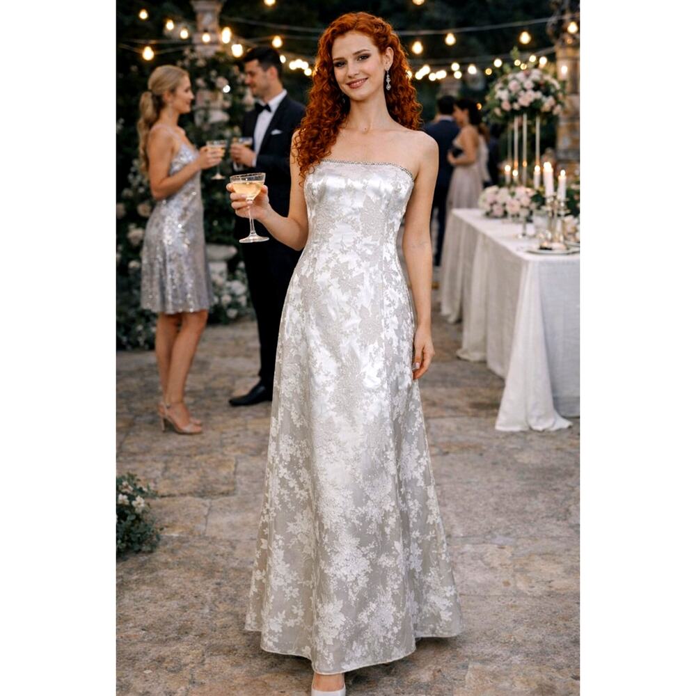 Jump Apparel Co by Wendye Chaitin White/Silver Gown - 9/10 Jr 8 Women’s